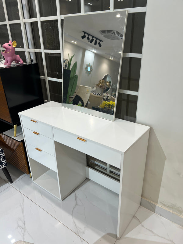 Daisy makeup Vanity